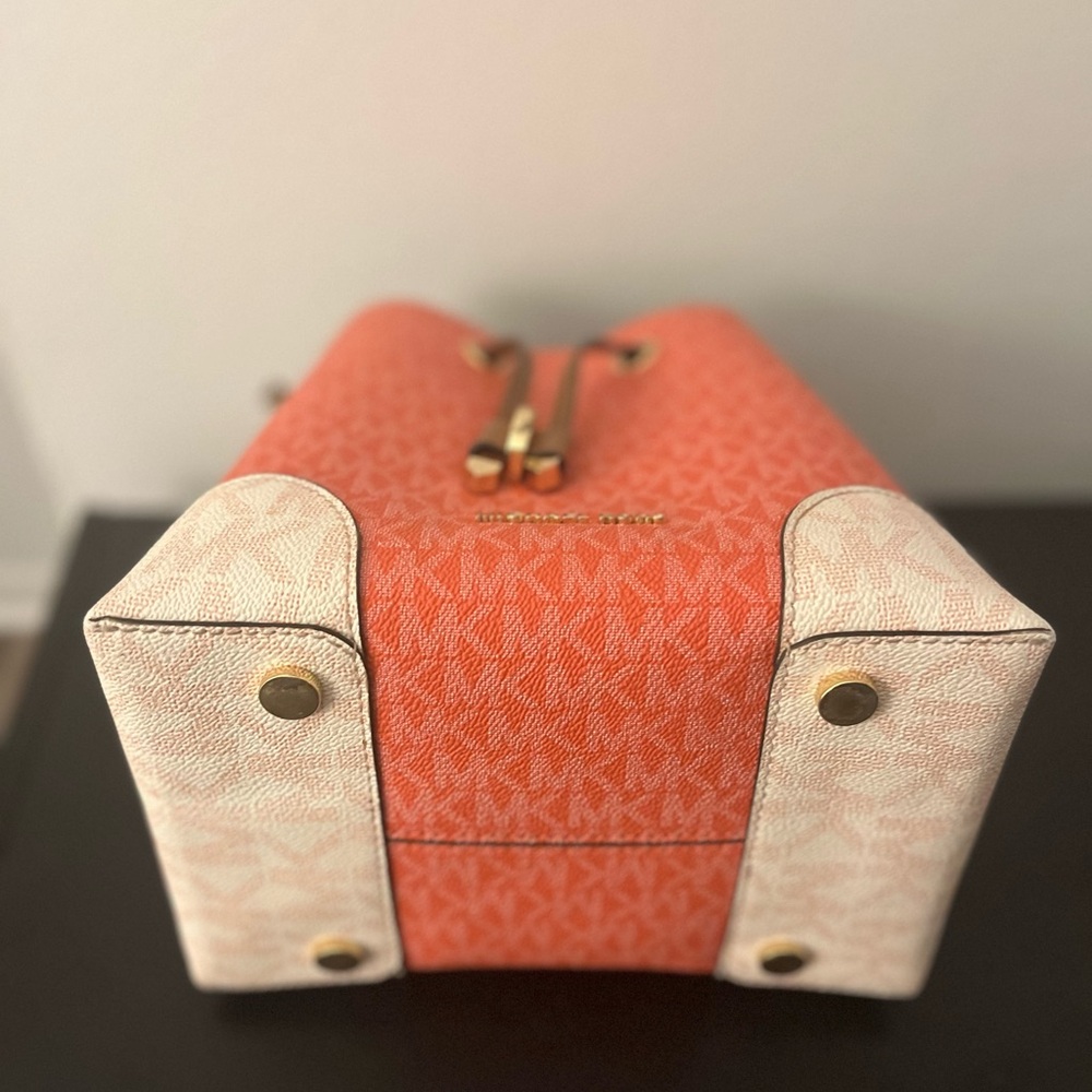 Woman Michael Kors bucket bag